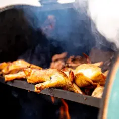 Ile wędzić pierś z kurczaka? Proste kroki, idealny czas i temperatura wędzenia